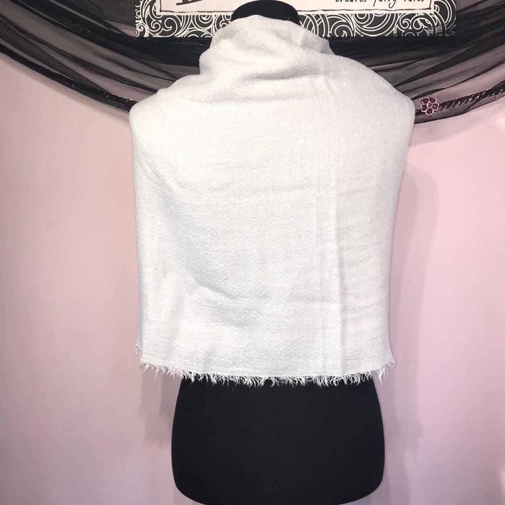 🎁 NWT Oversized Scarf / Wrap ❤️🐾 - Picture 3 of 7